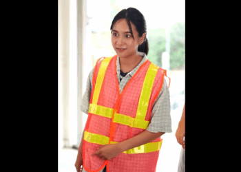 N0209033_พน กงานกวาดถนนท แม าช วยเหล อท านประธาน_part2