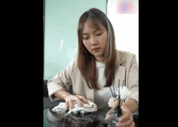 N1809072_คนส งอาหารชนประธานบร ทจนโทรศ พท ประธานเส_part2