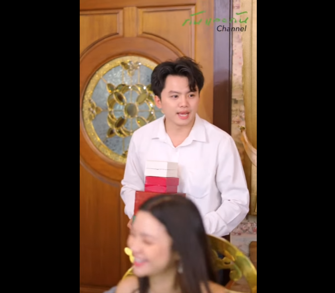 N1311022 เศรษฐ อนาฬ กามาแจกเพ อนสม ยเร ยน แต กล บได คำด ฏแทนคำขอบค part2